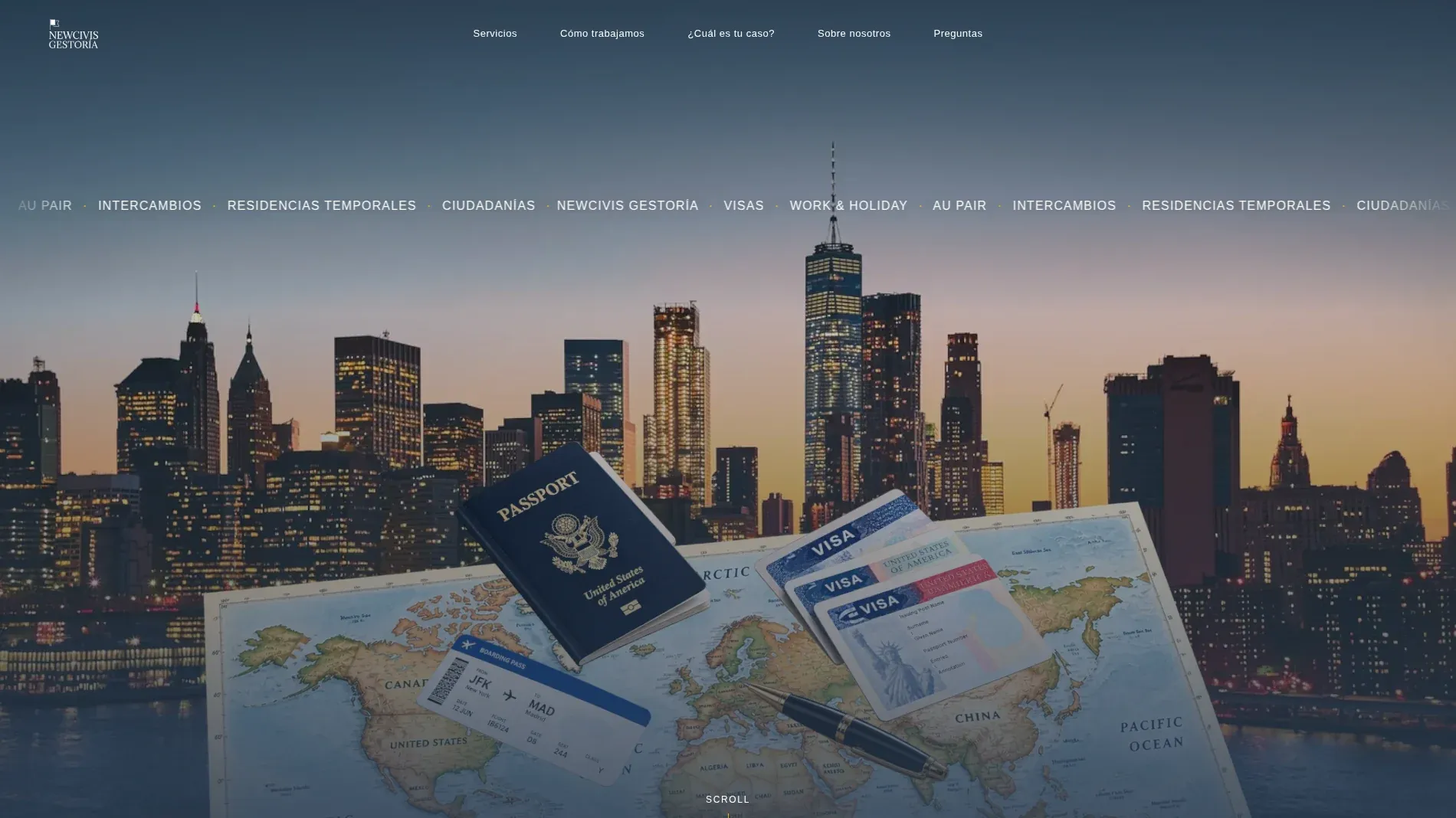 Hero de Newcivis Gestoría con un pasaporte, visas y un pasaje sobre un mapa del mundo, recortados sobre el skyline de Nueva York al atardecer